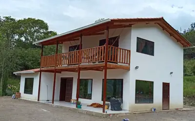 Casa campestre prefabricada CONCASAYA de 2 pisos con techo de teja de barro y jardín amplio
